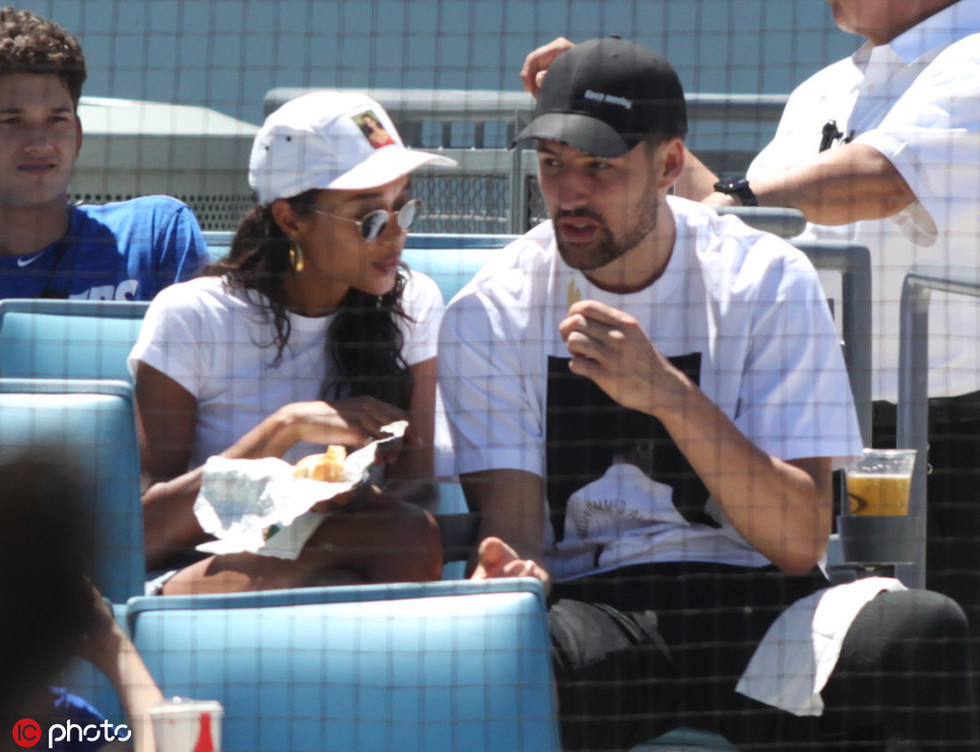 💥愤怒了！梅西离开体育场后，球迷冲场投水瓶+撕毁海报（梅西离场后爆发骚乱：球迷冲入场内投掷水瓶并撕毁海报）