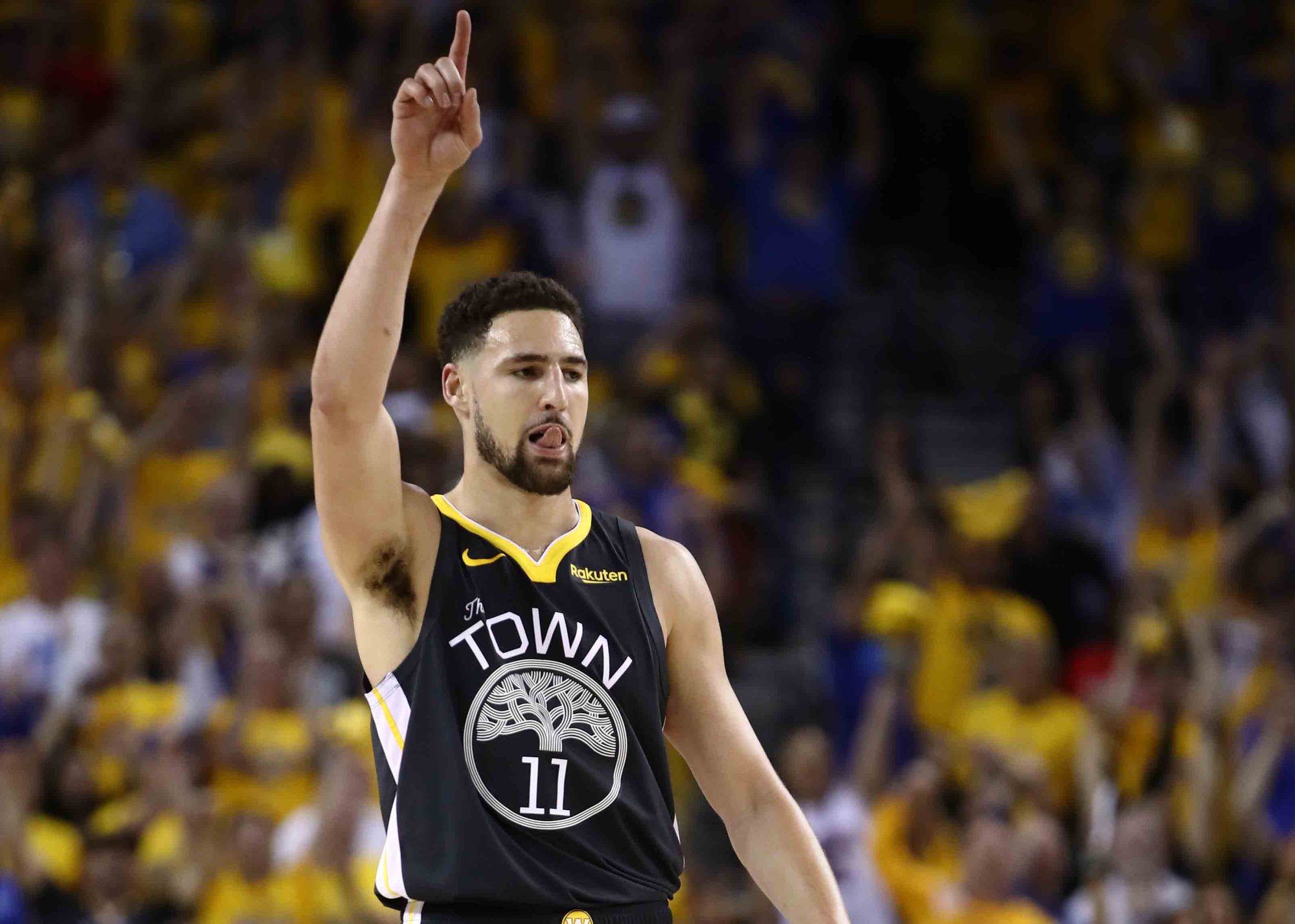 远在迈阿密心系罗马，托蒂和坎德拉用手机观看老东家焦点大战（托蒂与坎德拉身在迈阿密，仍用手机观看罗马焦点战）