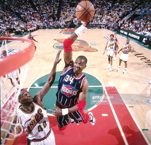 老将关键铲断救险，成全场转折点（老将神勇铲断化险，成为比赛拐点）