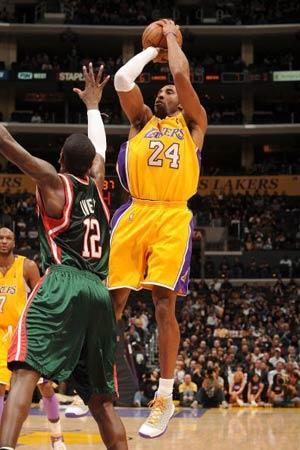 利物浦1-0皇马，麦卡利斯特制胜，库尔图瓦八扑救难掩失利（红军1-0力克皇马：麦卡利斯特攻入制胜球，库尔图瓦8次扑救仍无力回天）