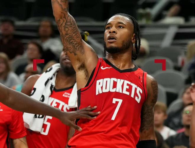 记者：曼联和切尔西有意桑德兰中场萨迪基，蓝军已经询价（记者：切尔西已询价桑德兰中场萨迪基，曼联也在关注）